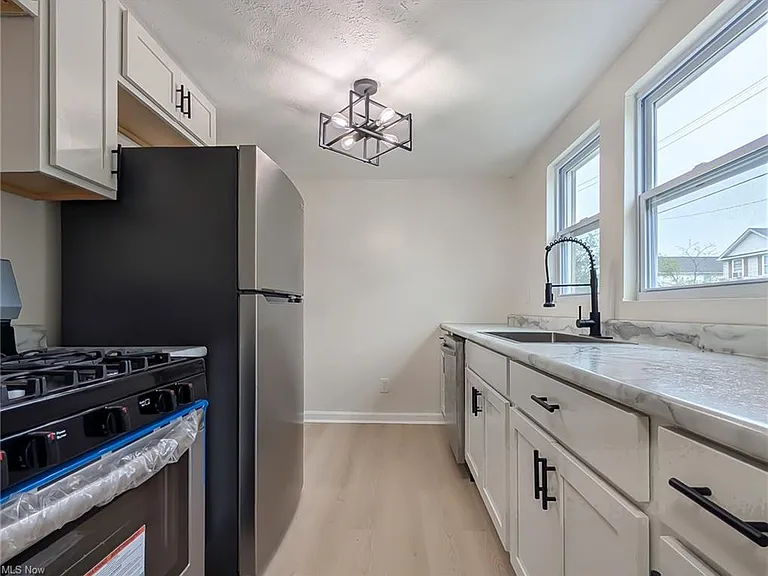 14817 Naples Ave — Photo 4