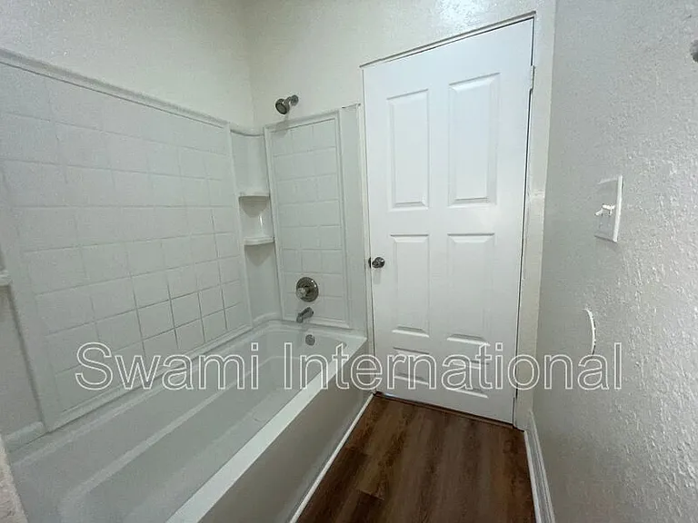 932 W 62nd St — Photo 14
