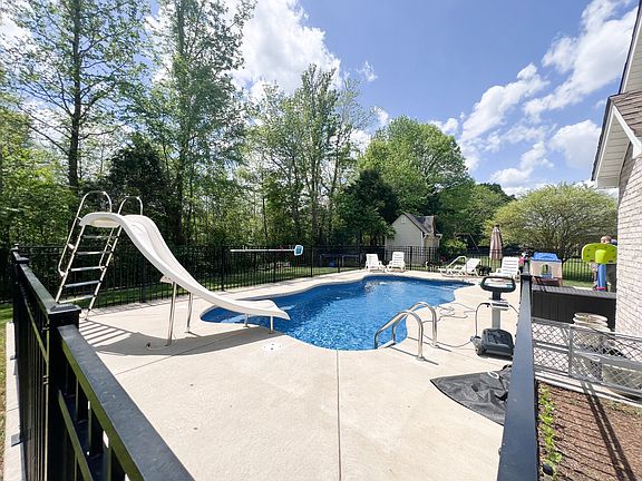 4th image of 958 Willow Cir