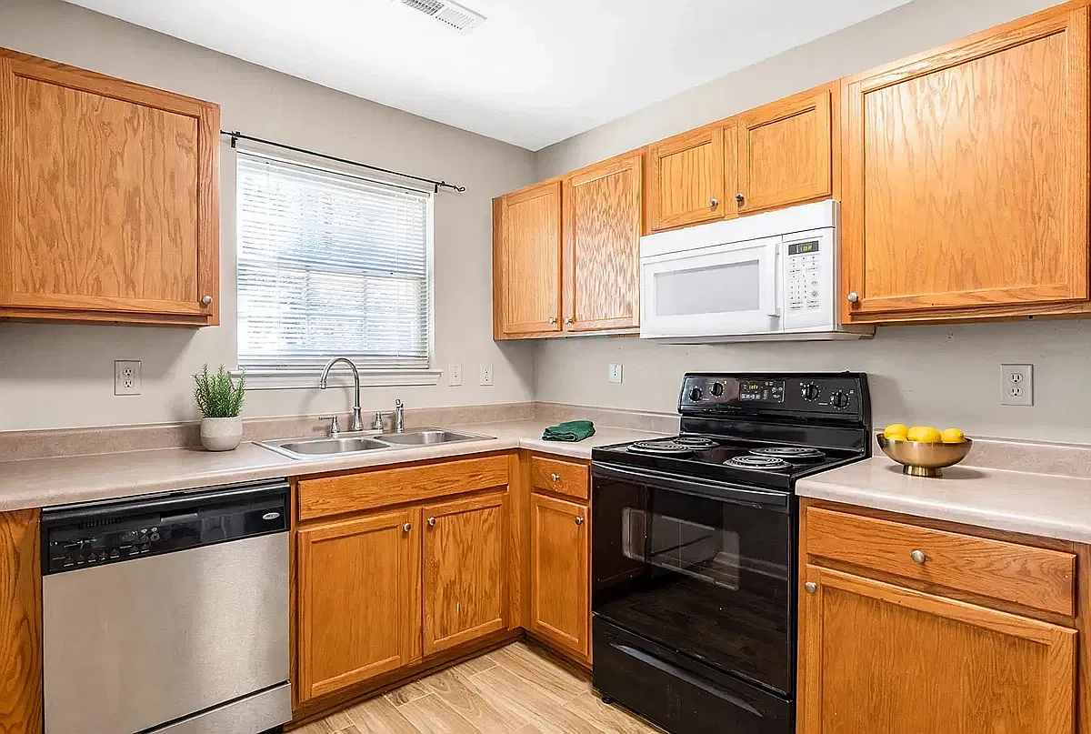 3 bed, 2.5 bath, 1354 sqft, $2,050 — Photo 4