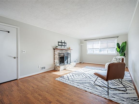 2nd image of 38 Notre Dame Dr