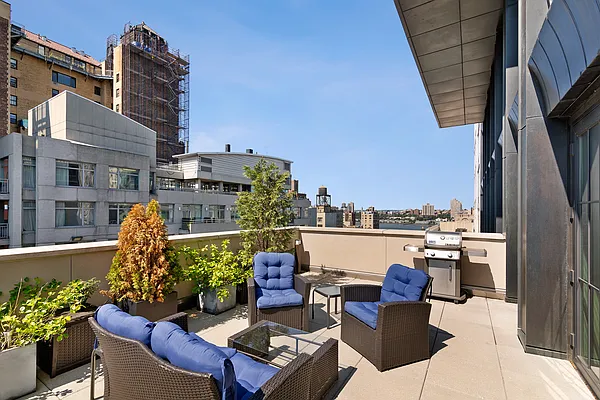 Sold by Christie's International Real Estate Group, LLC | media 22