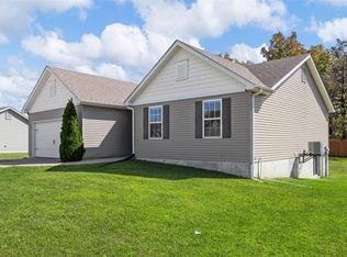 40 Hunters Pointe Dr, Winfield, MO 63389