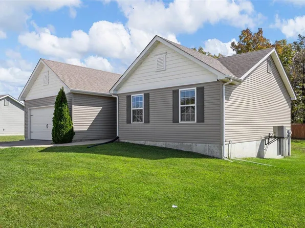 40 Hunters Pointe Dr, Winfield, MO 63389