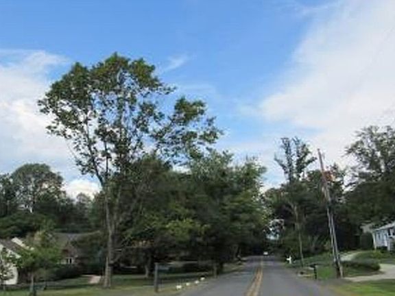 Exterior Neighborhood (street photo)