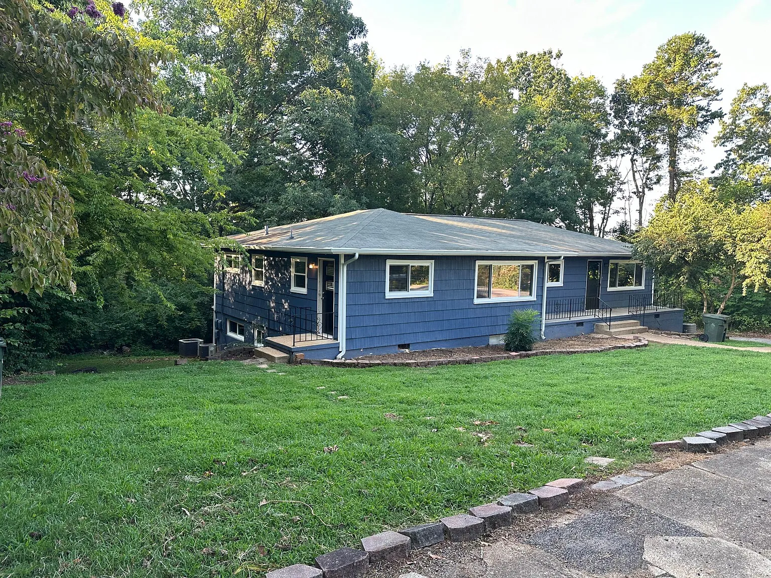 810 Cherokee Ln — Photo 2