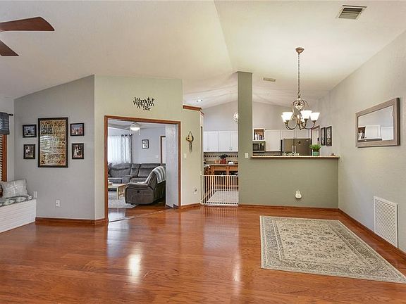 3rd image of 618 Sherwood Oaks Cir