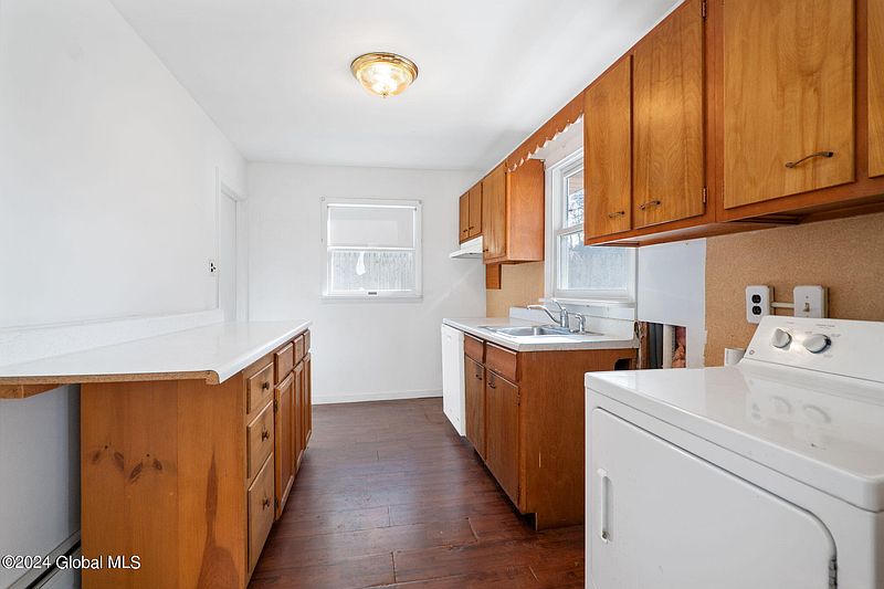 4th image of 18 Knob Hill Road