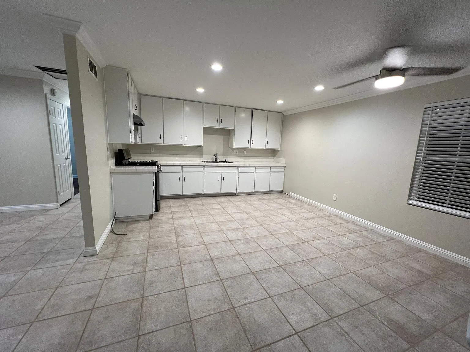 3 bed, 1231 sqft, $3,950 — Photo 3