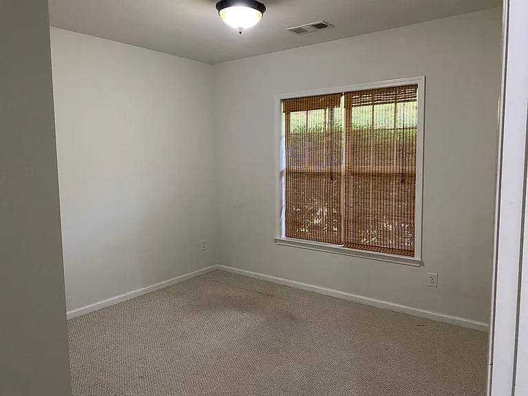 1028 Thornborough Dr — Photo 7