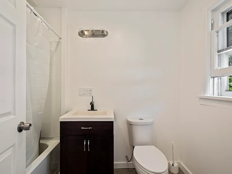 3722 NW 18th St — Photo 7