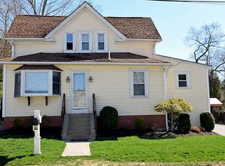 7 Oakhurst Ave, North Providence, RI 02911