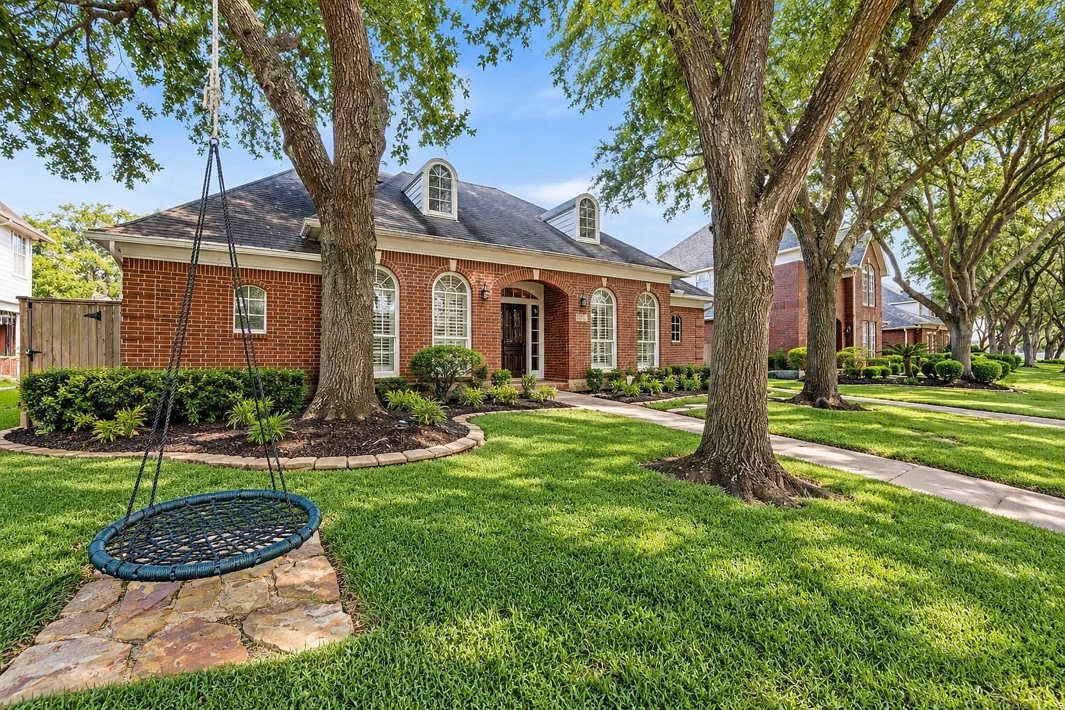4 bed, 2.5 bath, 2766 sqft, $2,450 — Photo 2