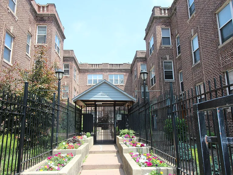 4927-33 N Kedzie Ave — Photo 1