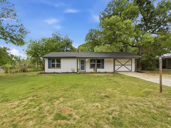 104 Live Oak St, Azle, TX 76020