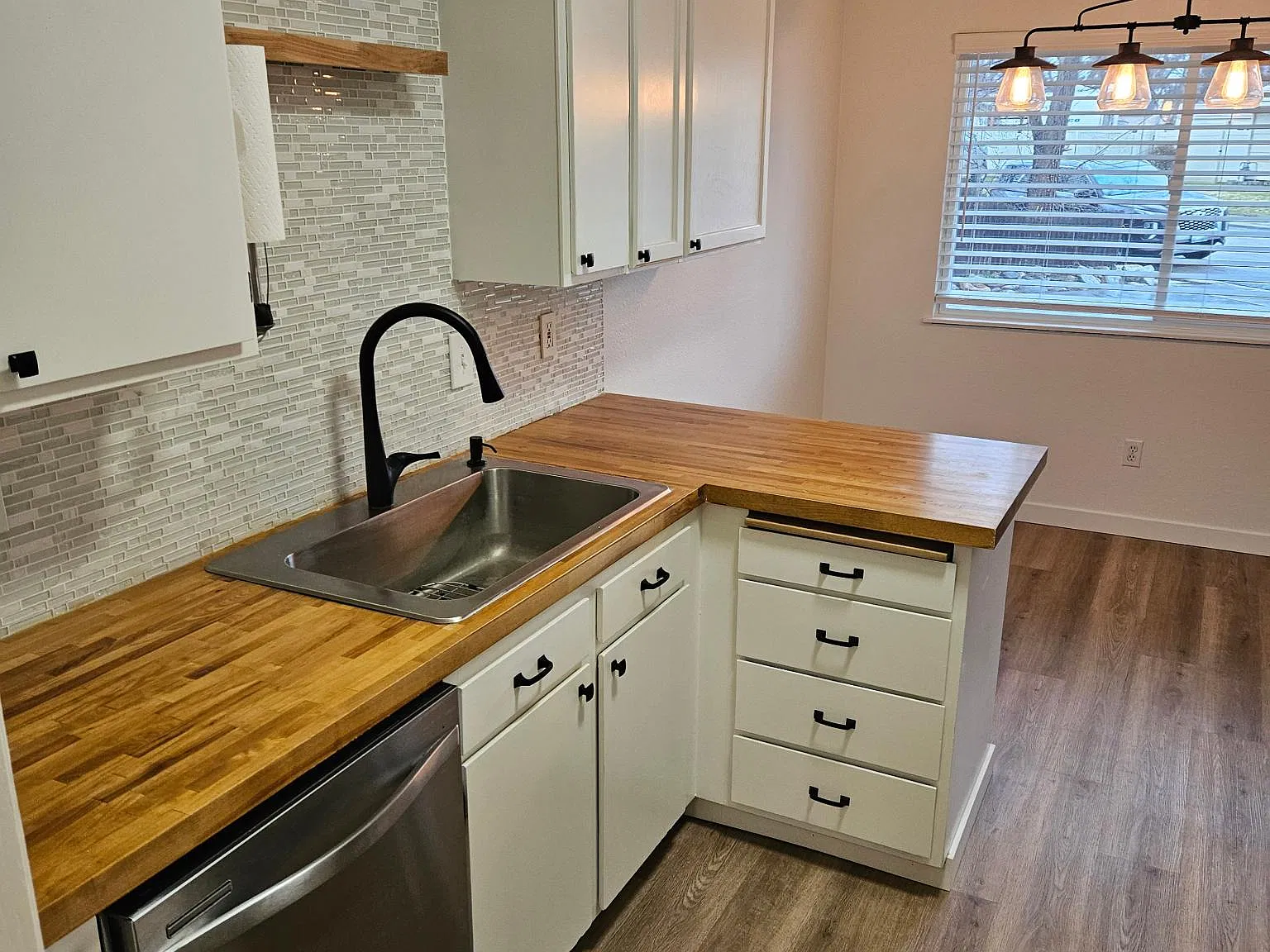 3 bed, 1214 sqft, $1,950 — Photo 2