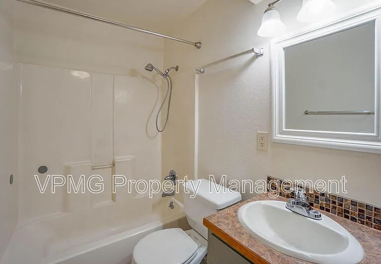 609 W McLoughlin Blvd — Photo 15