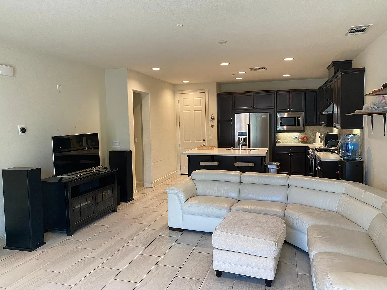 3 bed, 1961 sqft, $4,175 — Photo 2