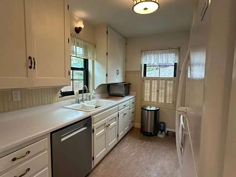 1527 Pacific Ter — Photo 2