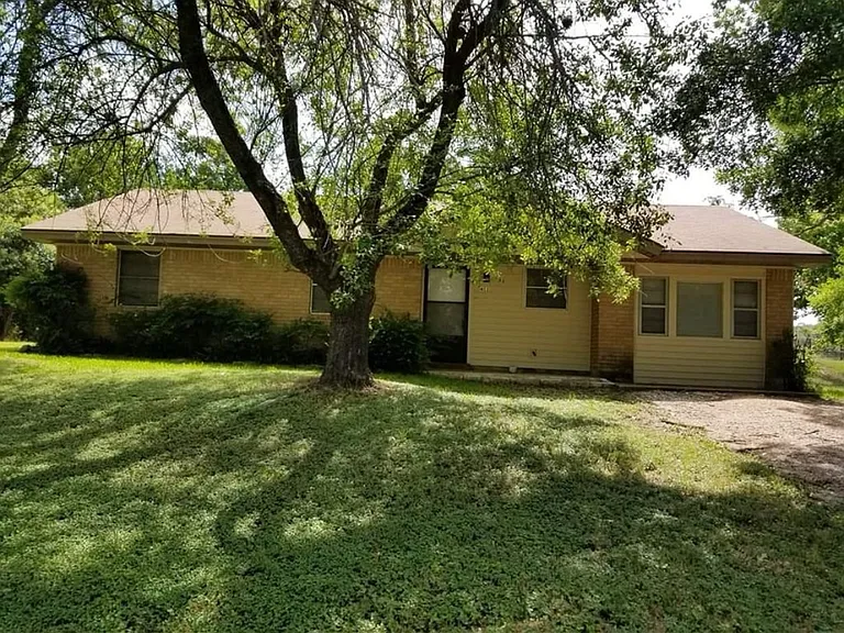 411 Chisum Trl — Photo 1