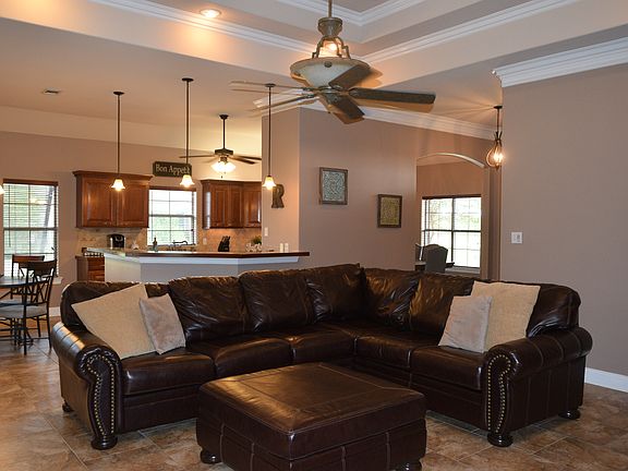 3rd image of 2941 Lakes Cres