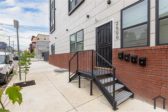 2502 N Lawrence St — Photo 4