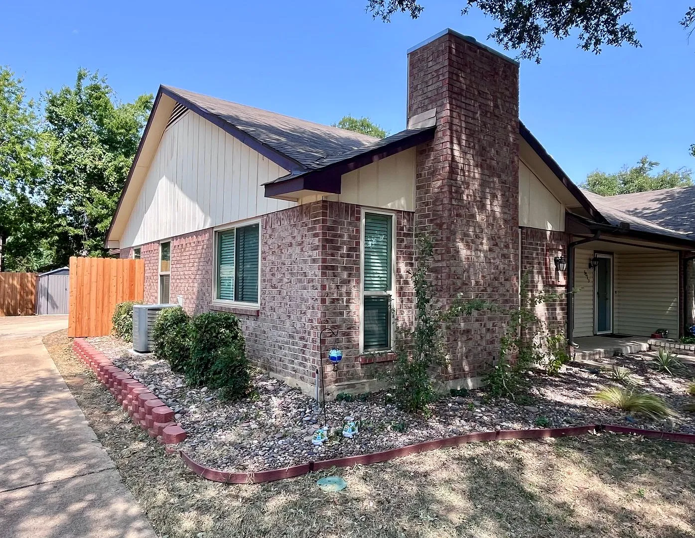 Cute 1-story duplex in a quiet, family-friendly neighborhood off Glade Road in the desirable Grap... — Photo 3