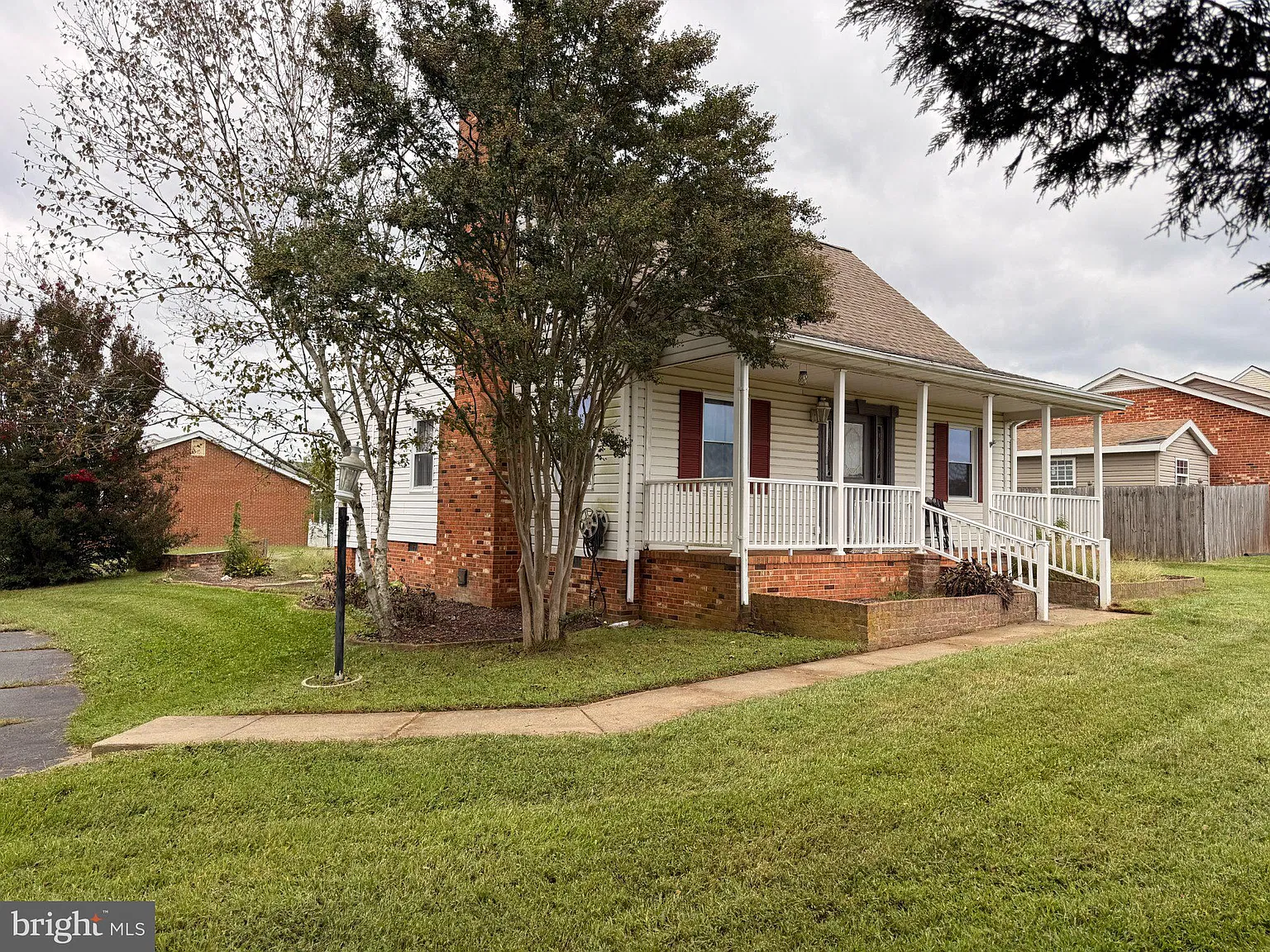 3 bed, 2.0 bath, 1650 sqft, $2,300 — Photo 2
