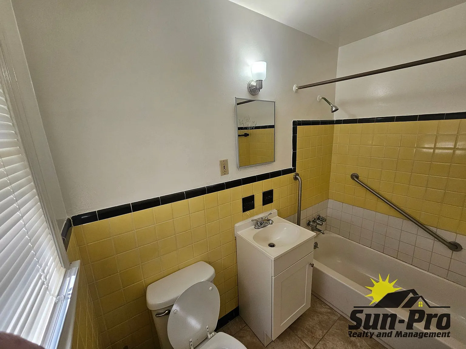 1 bed, 1.0 bath, $895 — Photo 4