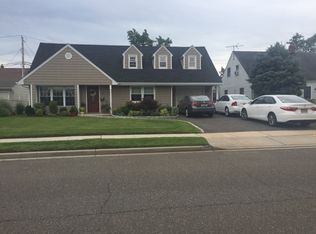 16 Harbor Ln, Levittown, NY
