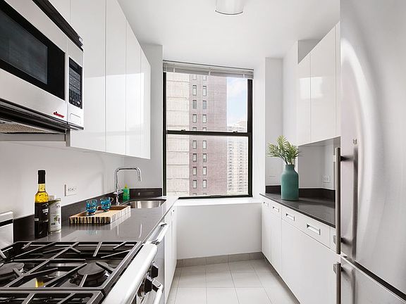 3rd image of 99 John St APT 1021