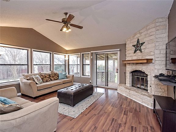 5th image of 517 Edwards Dr