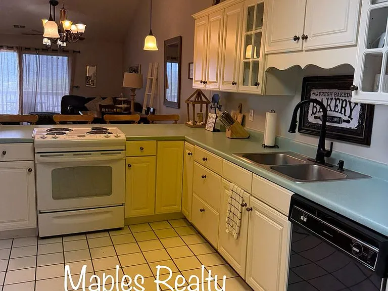 161 Avondale Dr #12 — Photo 4