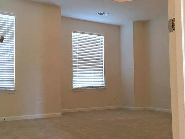 2416 Silverthorn Dr — Photo 5