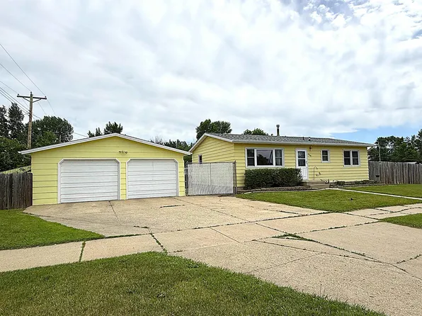 2300 8th St NW, Minot, ND 58703