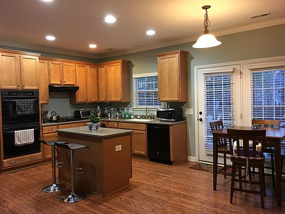 Roomy kitchen, dining area