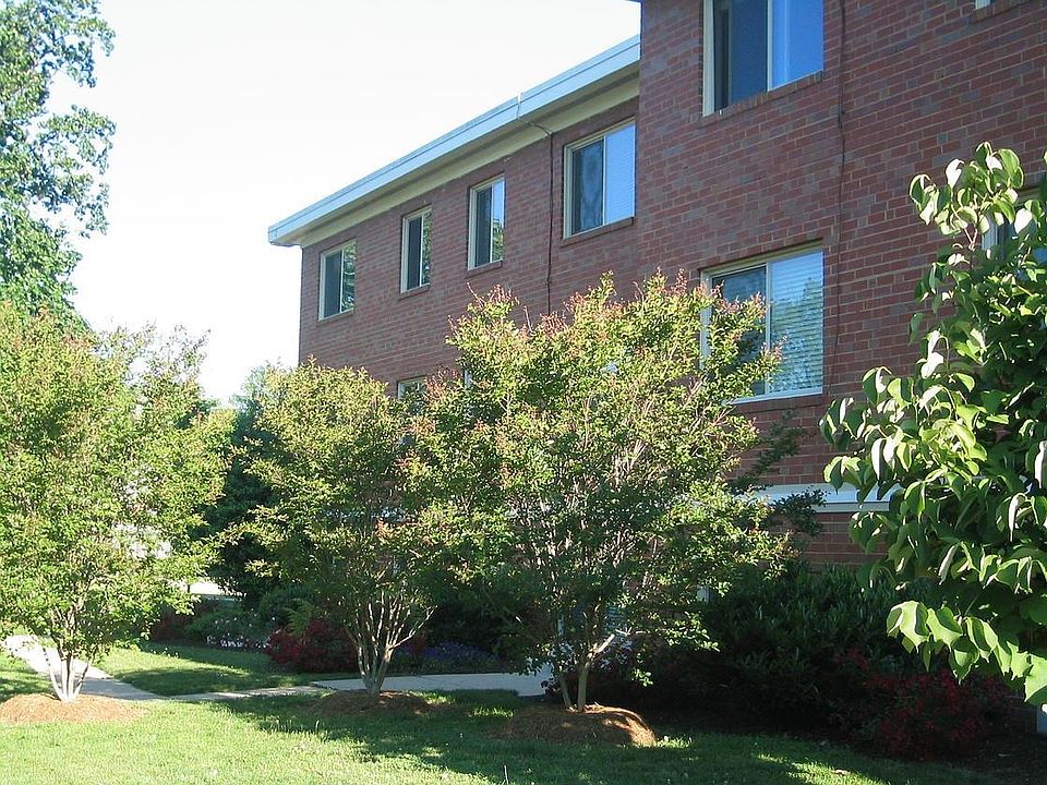 Great 3 level Garden Style Building