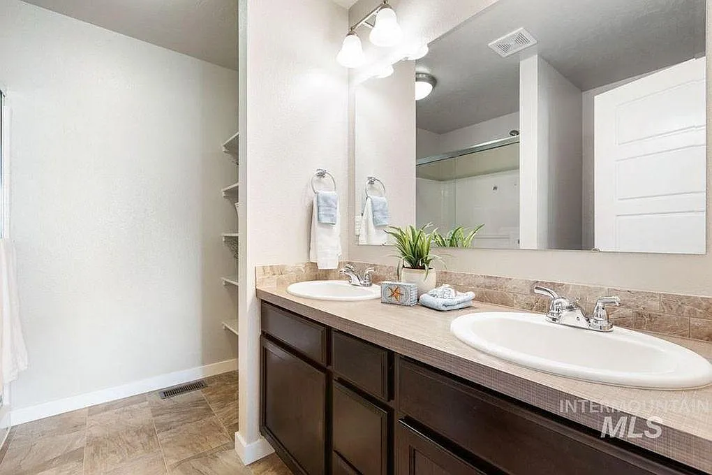 3 bed, 1415 sqft, $2,395 — Photo 3