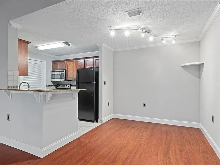 640 Granville Ct — Photo 11