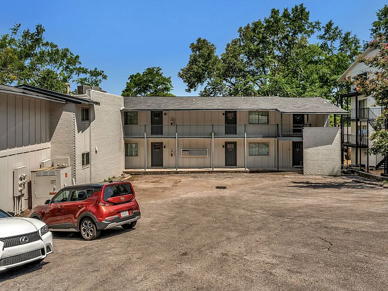 Towncrest Apartments — Photo 25