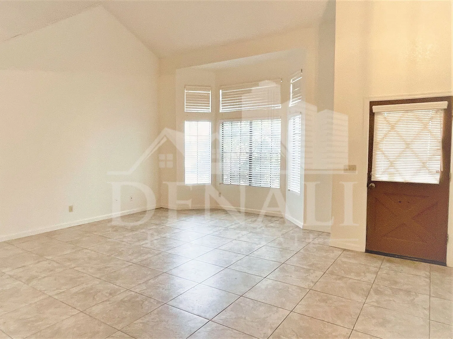 4 bed, 2.5 bath, 2341 sqft, $2,595 — Photo 4