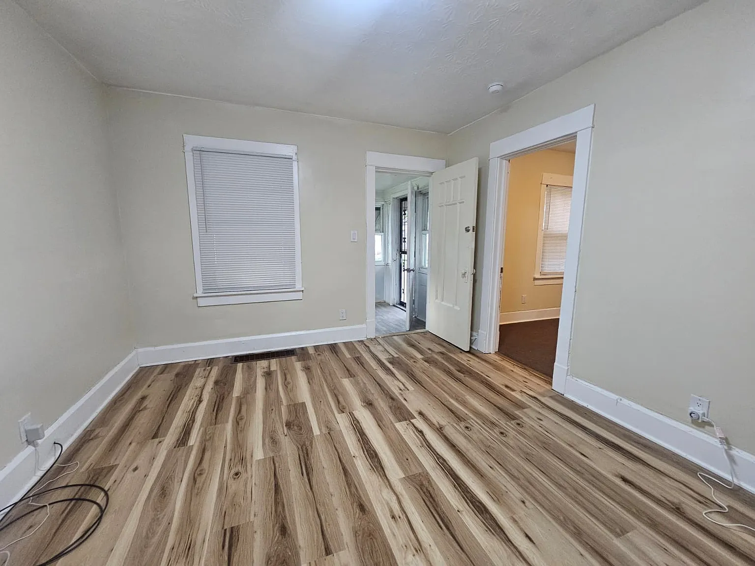 3 bed, 864 sqft, $1,300 — Photo 3