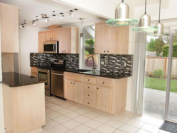 Smart kitchen, well-thought out and easy to work in.