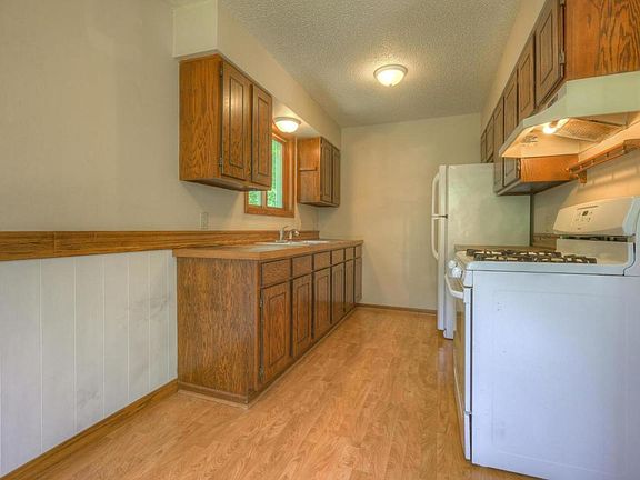 3rd image of 635 W 10th St