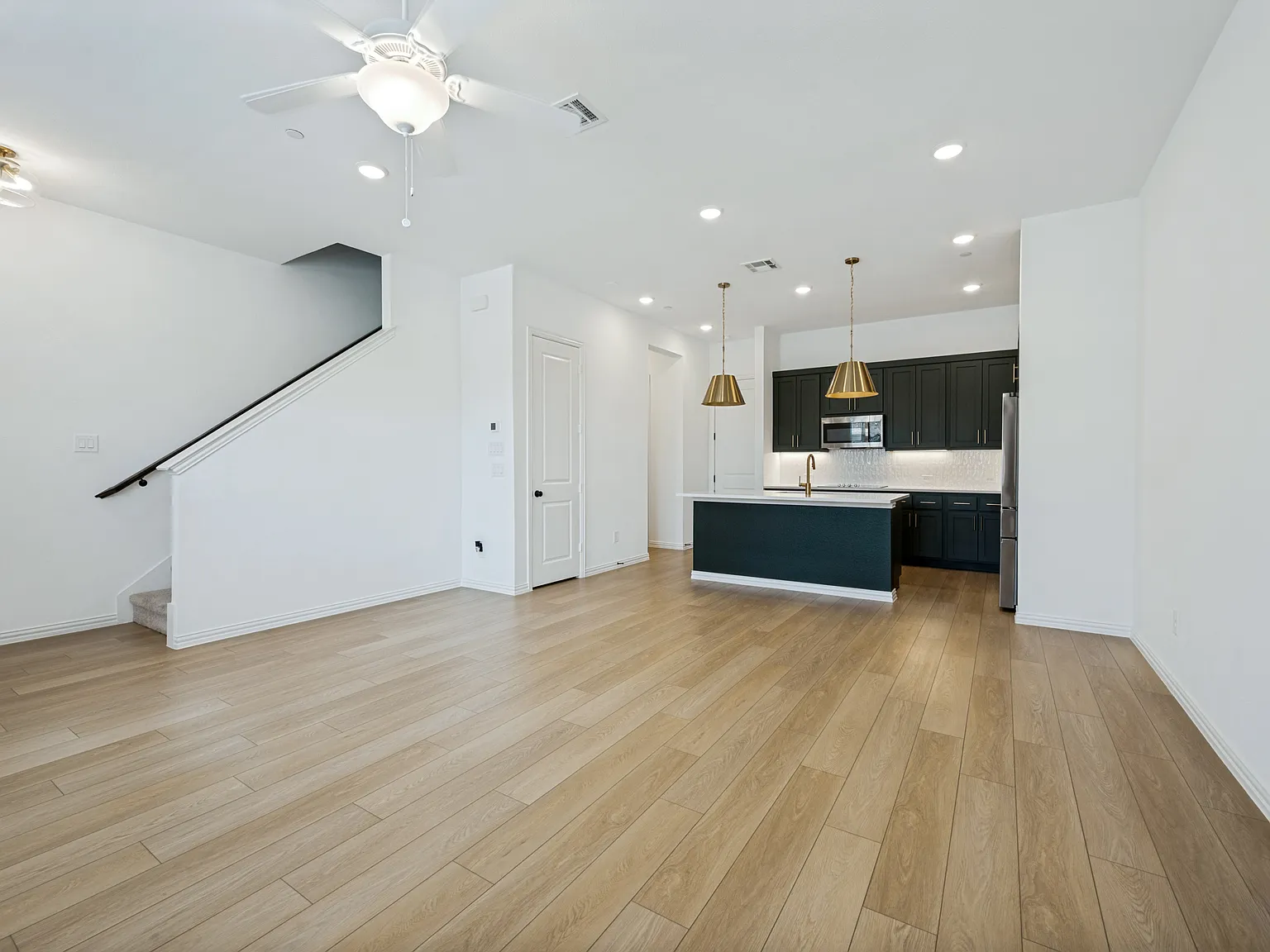 3 bed, 2.5 bath, 1712 sqft, $2,900 — Photo 3