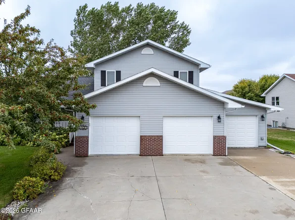 1427 Saint Johns Dr, Crookston, MN 56716