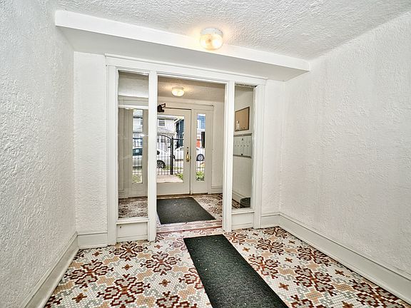 4th image of 1914 W Chase Ave APT 306