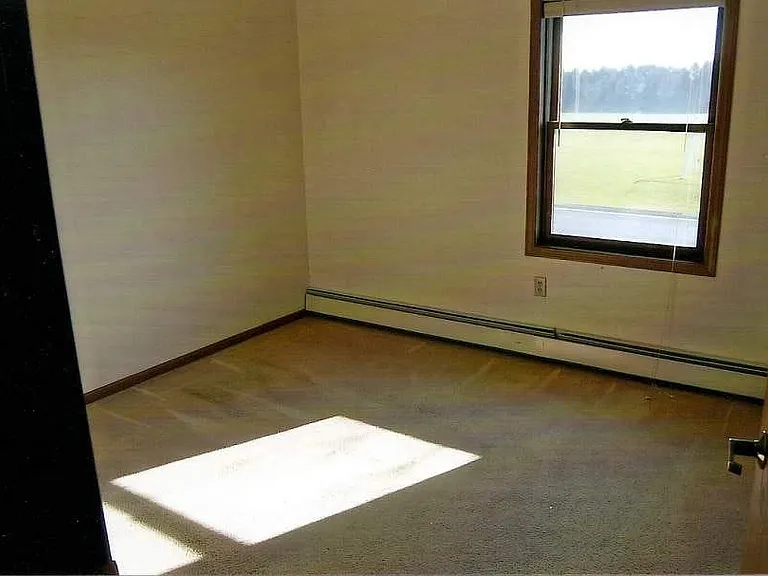 SPACIOUS BEDROOM