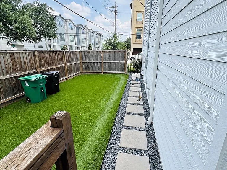 1103 W 15th 1/2 St #A — Photo 38