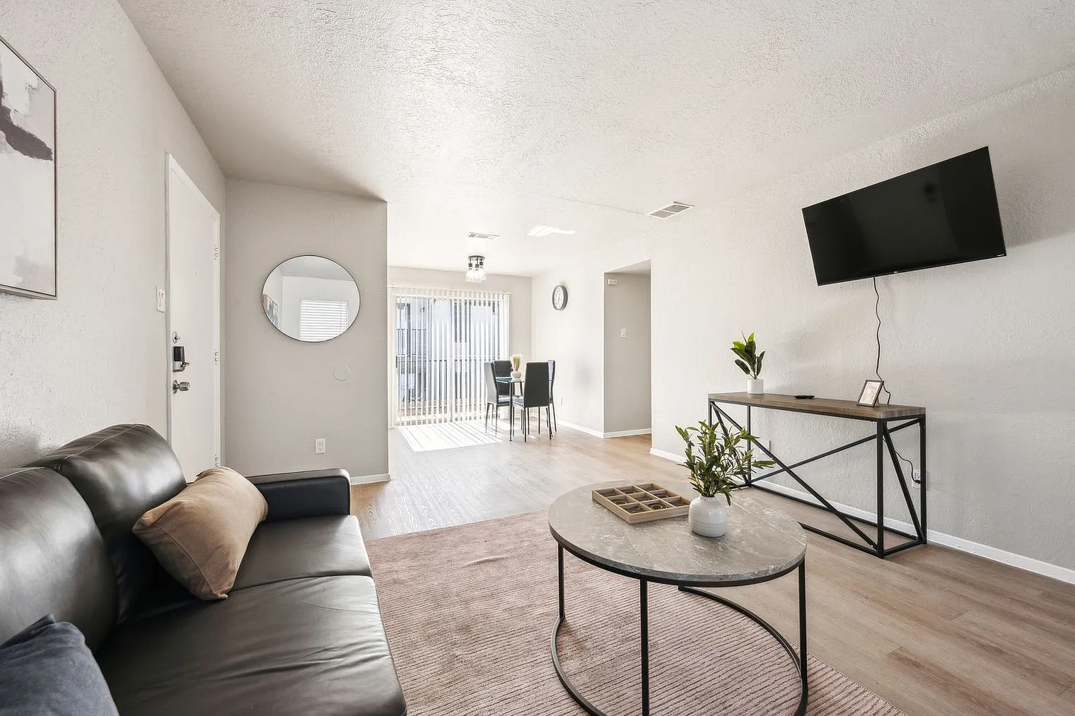 2 bed, 2.0 bath, 947 sqft, $2,496 — Photo 3